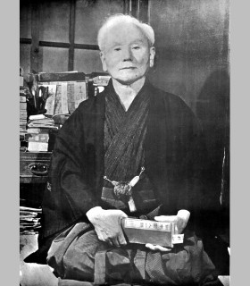 Póster del maestro Gichin Funakoshi en blanco y negro.