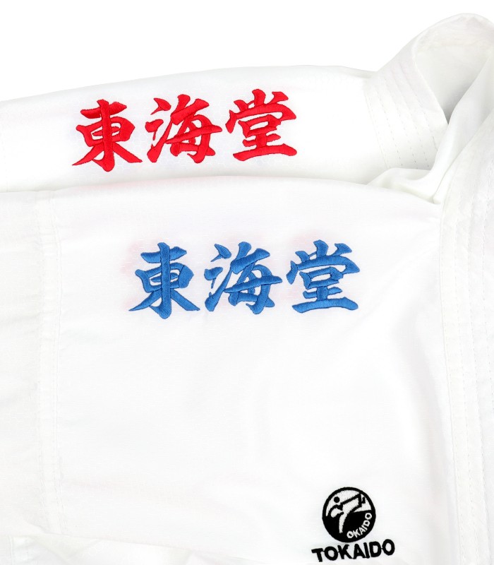 Karategi Tokaido Kumite Master K1 REVERSÍVEL, Ombros bordados em vermelho e azul