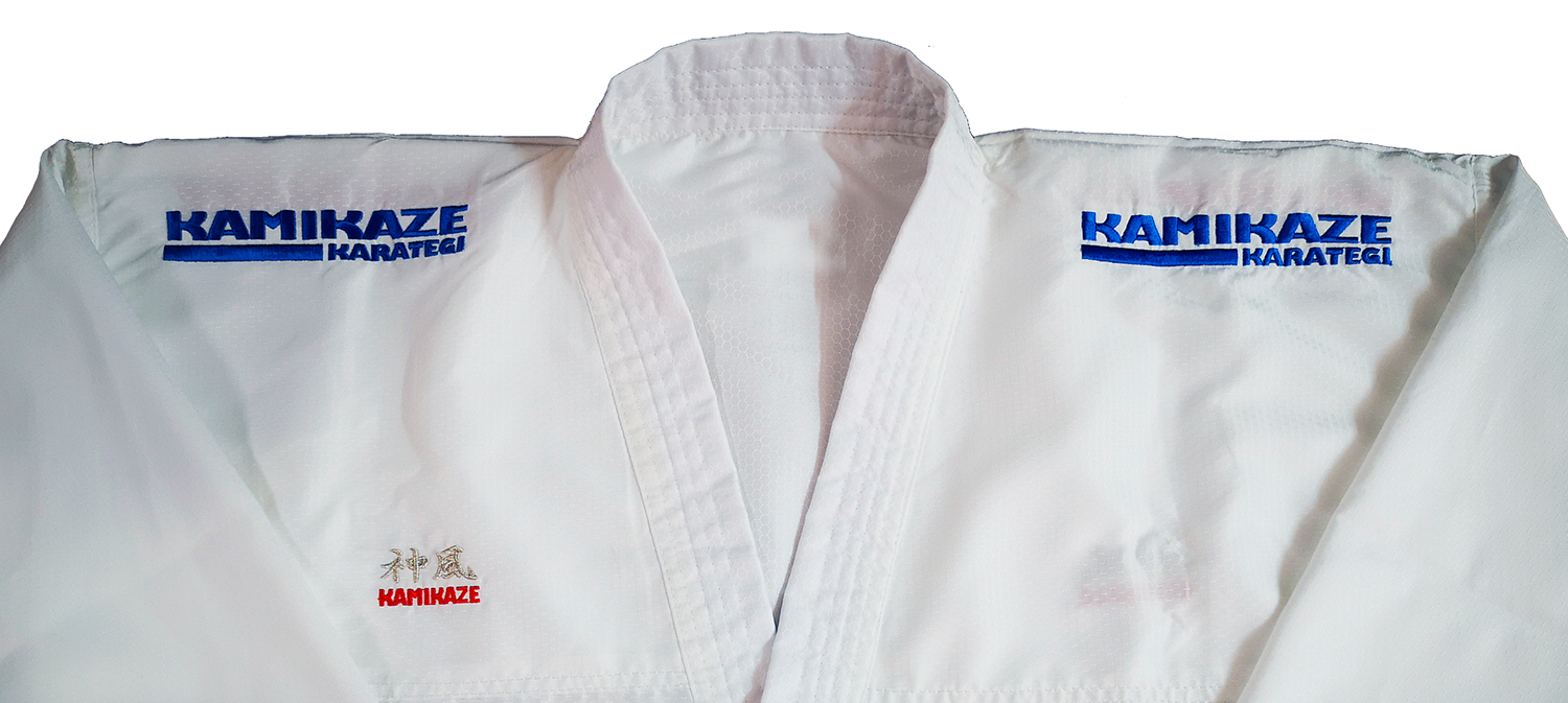 Logo Kamikaze Karategi ricamato in BLU su entrambe le spalle
